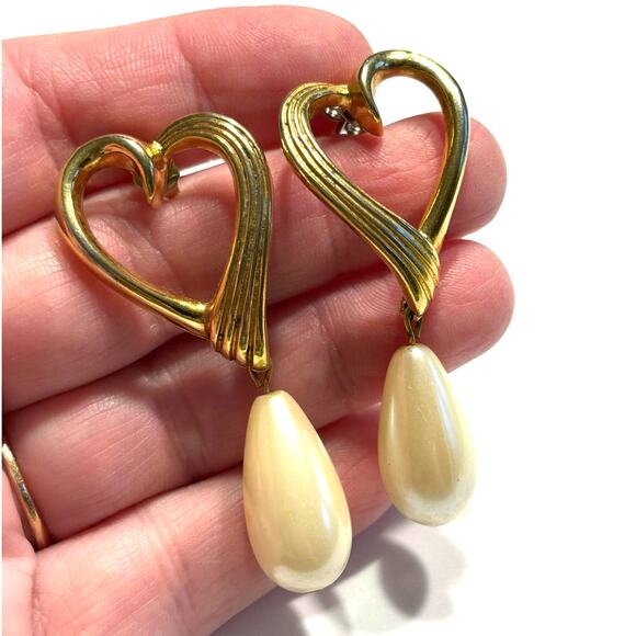 Romantic pierced earrings mod gold hearts & faux pearl teardrops drop & dangle - Picture 4 of 6